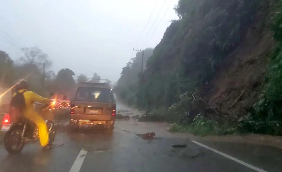 Lluvias provocan inundcaiones y derrumbes en calle al Puerto Fotos Mario Amaya 3