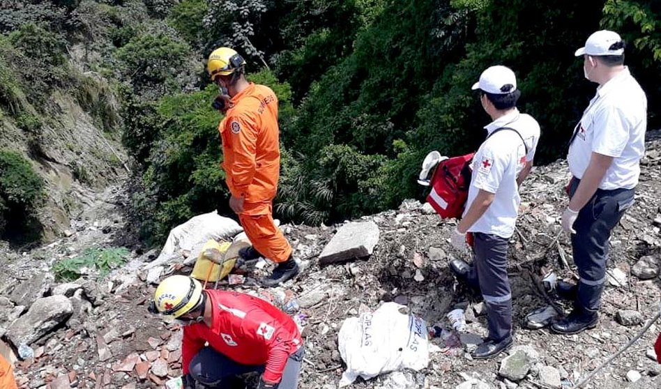 Hombre cae en pricipio de 70 metros en Ilopango Foto tomada de Cruz Roja