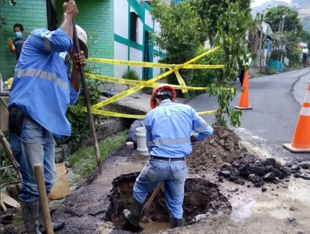 Cinco colonias afectadas por derrame de agua