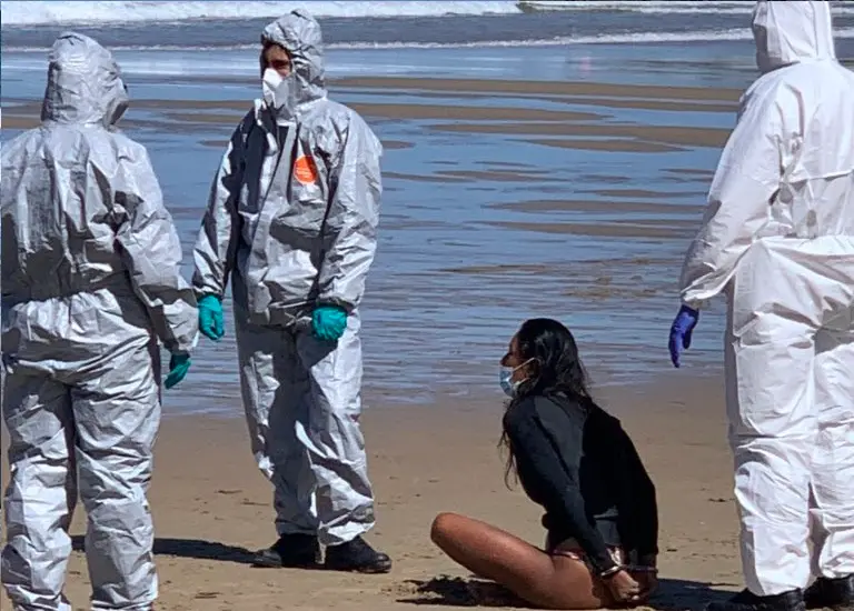 Surfista en playa de españa con coronavirus