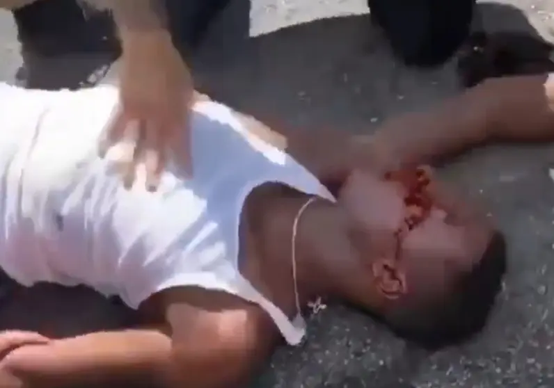 Negro golpeado por policías