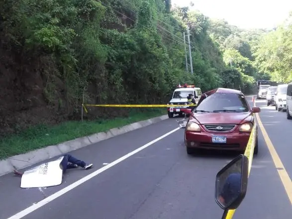 Roca cae encima de hombre