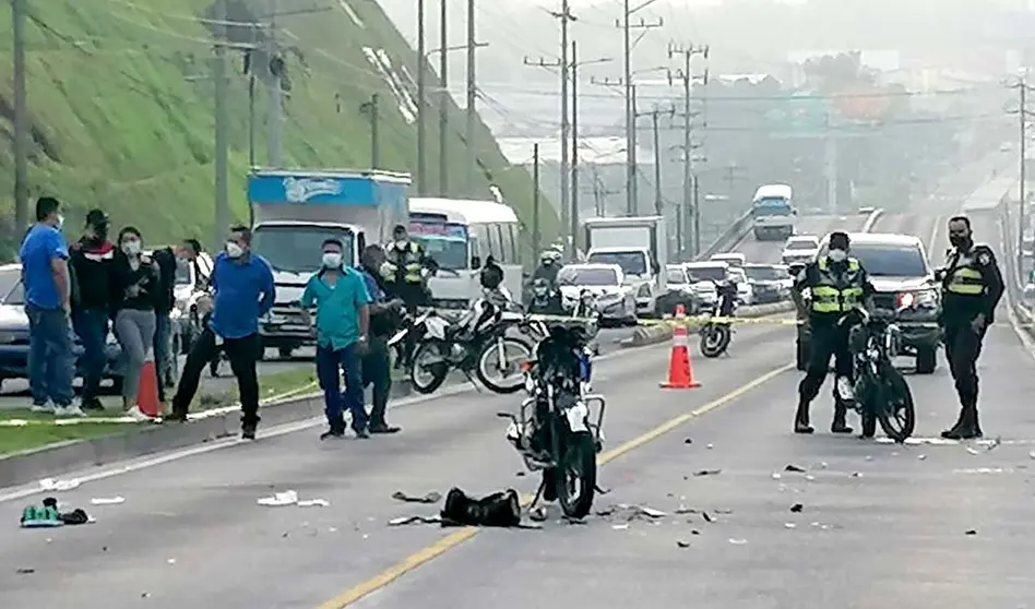 Motociclistas se accidentan en carril del Sitramss Foto tomada de YSKL