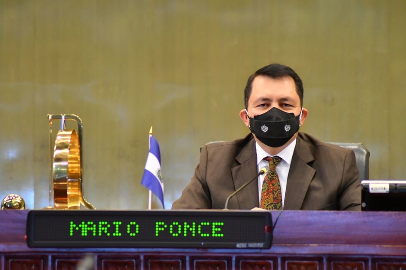 Mario Ponce en sesión plenaria