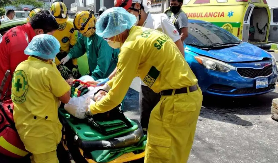 Joven de 26 años resultó lesionado Foto cortesía Comandos de Salvamento