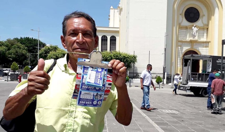 Ernesto Marín 20 años vendiendo billetes de lotería Foto Mauricio Pineda 2