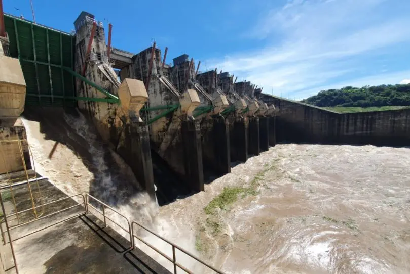 Descargas de agua en central