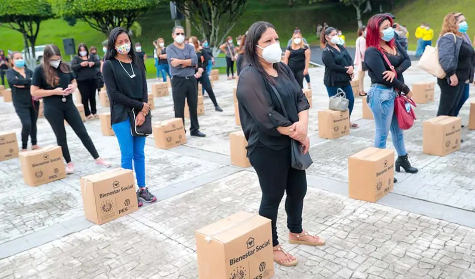 Entregan paquetes de alimentos a cosmetólogas foto tomada de Secretaría de Prensa de la Presidencia 1