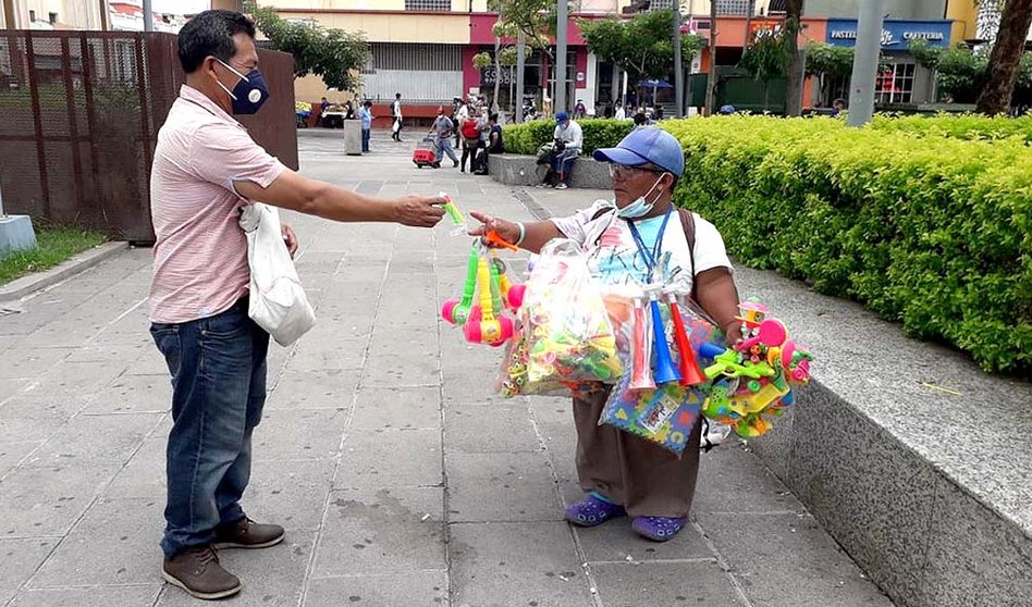 José el comerciante de poco mas de un metro de estatura Foto El Salvador Times Mauricio Pineda OK2