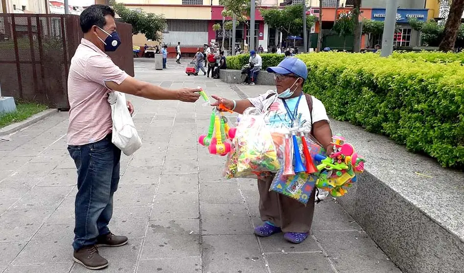 José el comerciante de poco mas de un metro de estatura Foto El Salvador Times Mauricio Pineda OK2