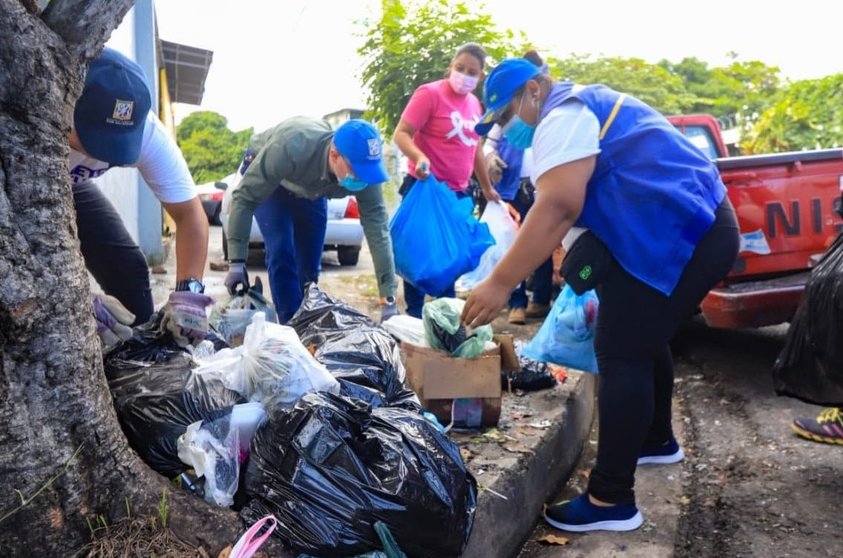 Recogiendo basura en San Salvador