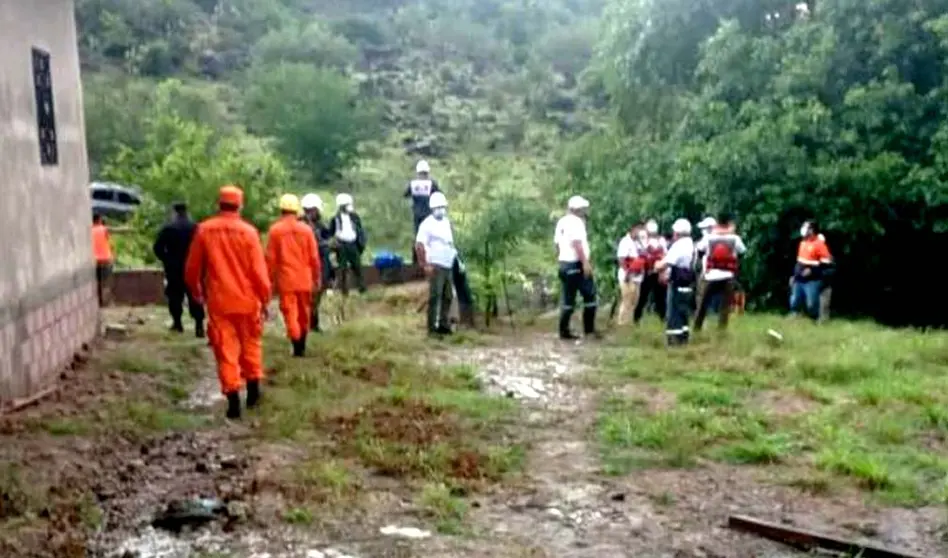 Familia es arrastrada por un río en San Miguel Foto tomada de Protección Civil 1