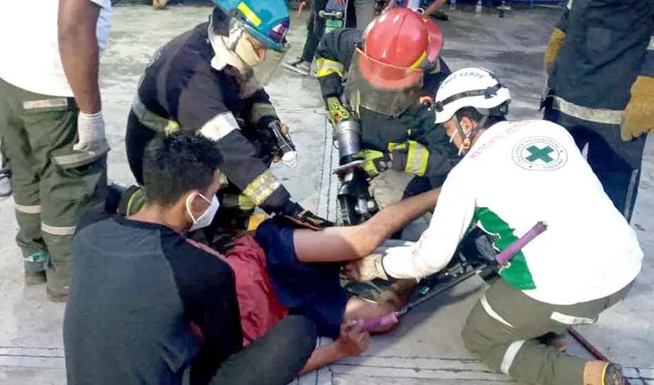 Joven en bicicleta se accidenta y se clava un tubo en su pierna en Santa Ana Foto tomada de Bomberos