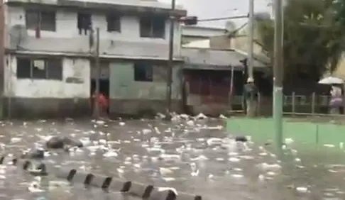 SS inundado de agua y de basura