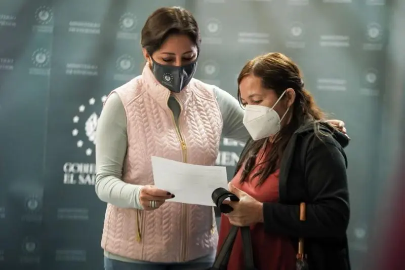 Entregan cheques a familias de la residencial Santa Lucía