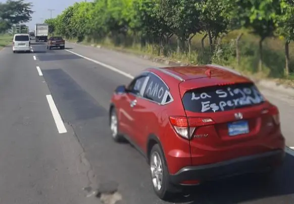 Conductor coloca mensaje a mujer