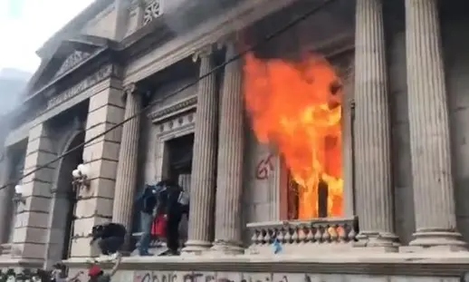 Incendian Congreso de Guatemala