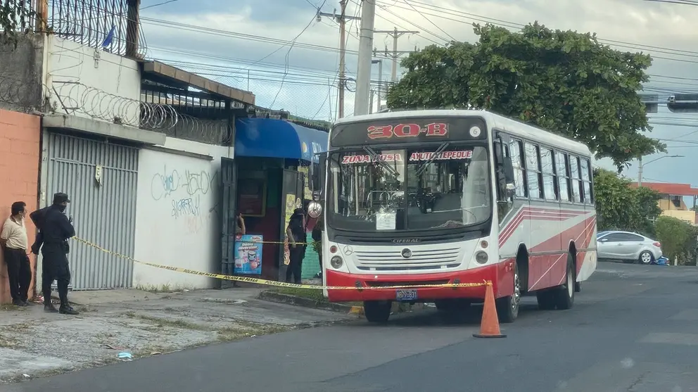 Atacan a mujer Policía