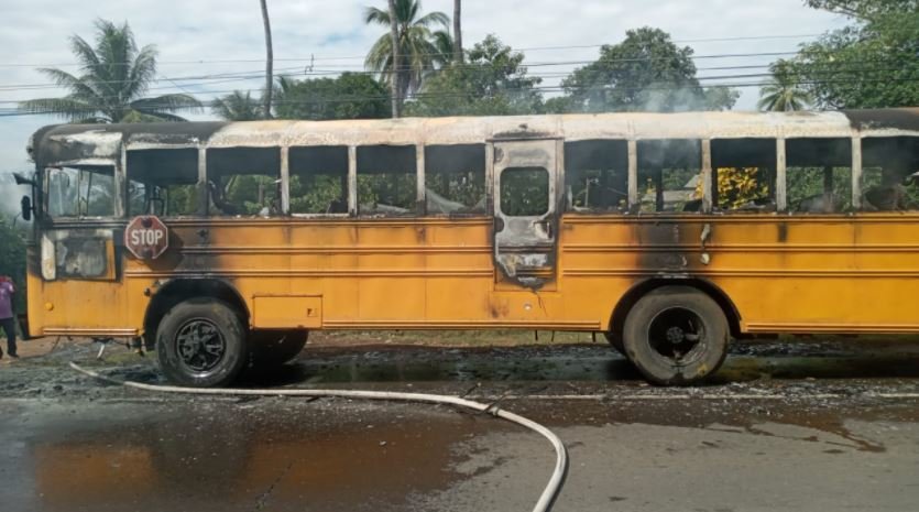Bus quemado en Usulután2