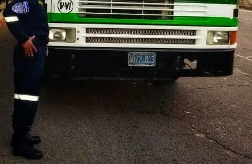 Policía frente a un bus