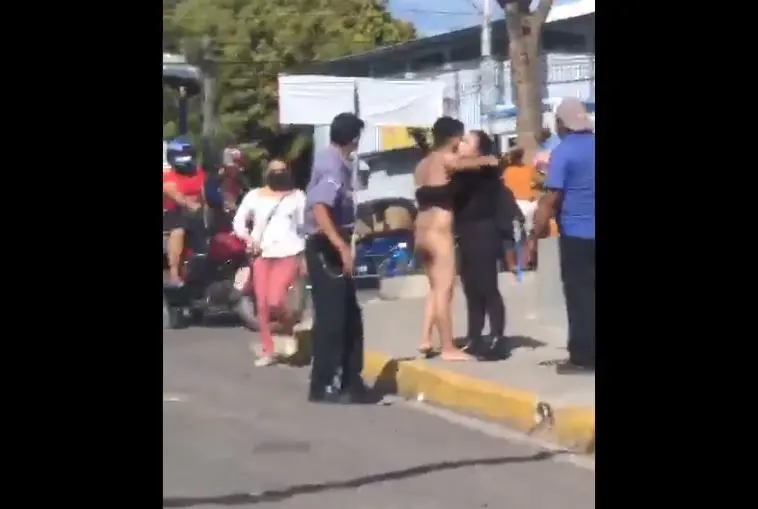 Desnudo a traer la mujer