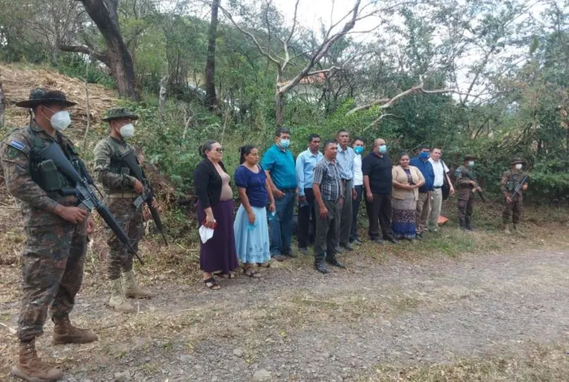 Dos salvadoreños y once hondureños