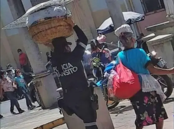 Policía de tránsito cargando un canasto