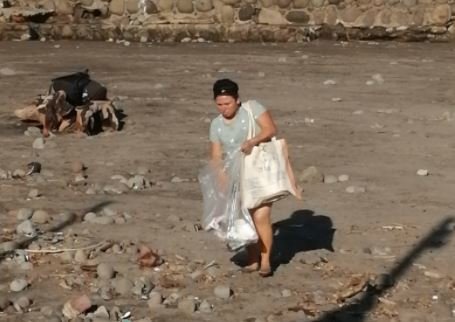Mujer recogiendo basura