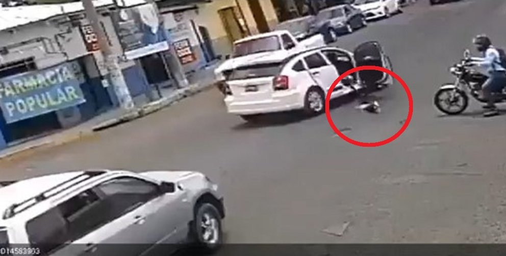 Niño cae de carro en Santa Ana