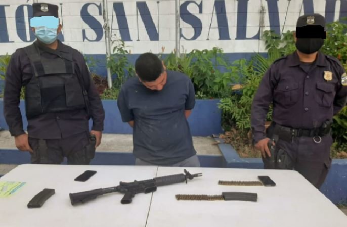 Pandillero con fusil en la Santa Marta