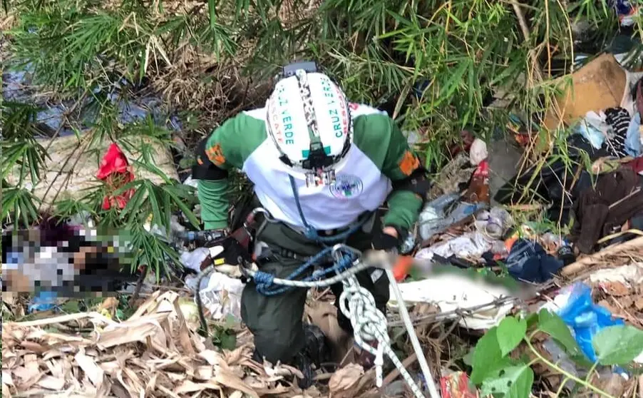 Hombre muere en un barranco