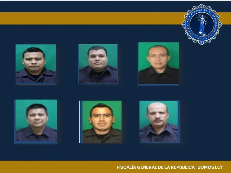 Policías arrestados