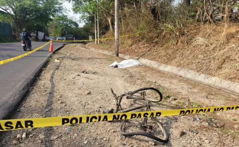 Agricultor muere atropellado en su bicicleta