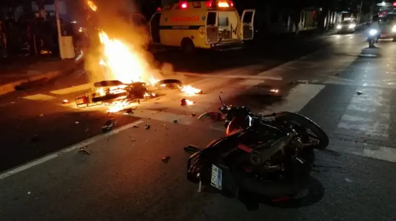 Choque de dos motociclistas en la Alameda Juan Pablo II