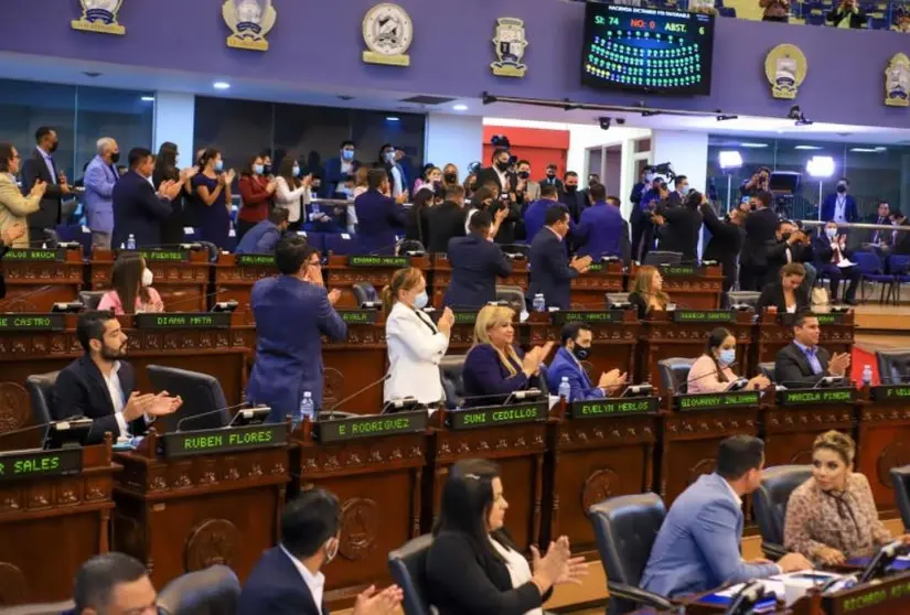 Diputados con 74 votos