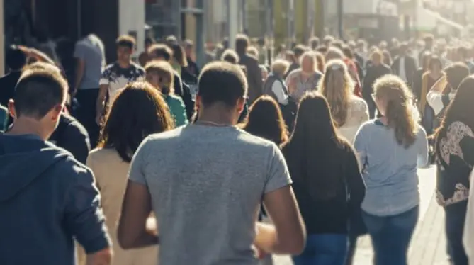 Jóvenes caminando