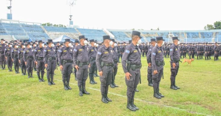 Gradúan a 411 policías