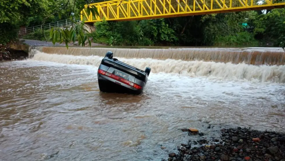 Cae a río en Zacate