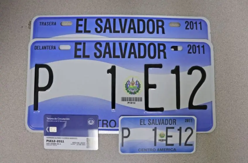 Primera placa con números y letras