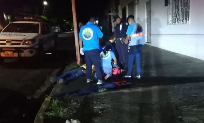 Golpeado en la Avenida Independencia de Santa Ana