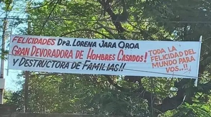 Pancarta con mensaje a doctora