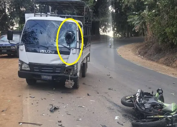 Casco quedó incrustado