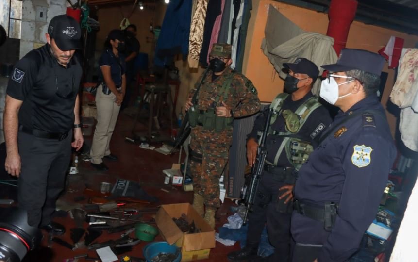 Policía es detenido en un taller