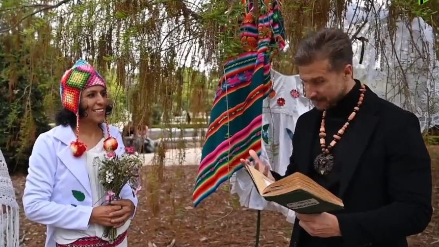 Ambientalista se casa con un árbol en España