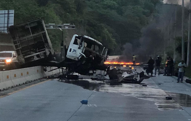 CAMION CARRETERA AL PUERTO INCENDIADO 1.18.44