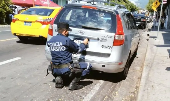 Decomisan placas en calle Zacamil