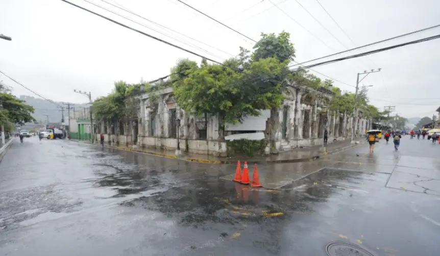 Frente a Casa Guirola