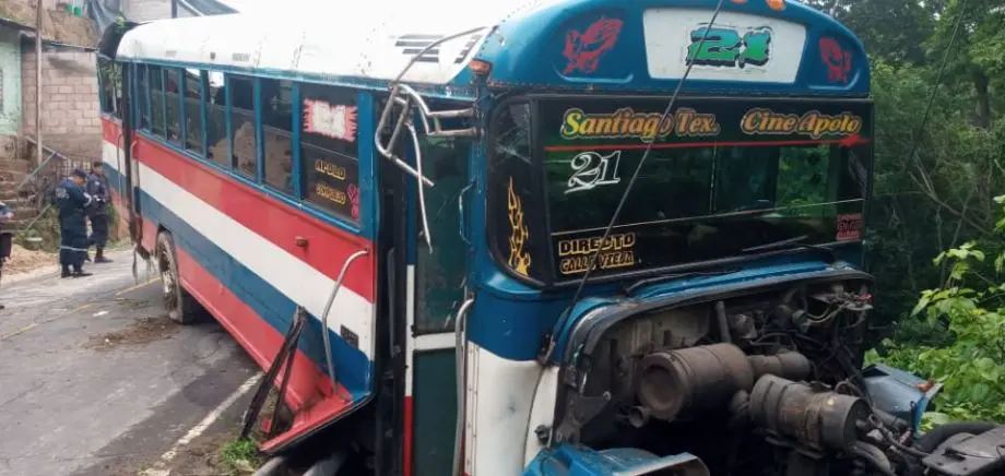 Al menos 10 lesionados en accidente de un bus de la 21