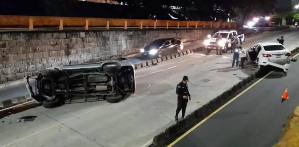 Vuelco en la Alameda Juan Pablo II