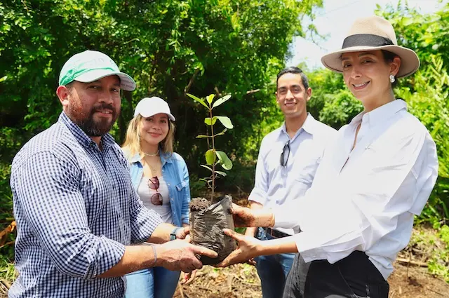 Programa de Rescate de Manglar en la Barra De Santiago, Sonsonate, El Salvador, el 20 de julio de 2022, durante la visita de personal de FUNDEMAS y de Banco Davivienda Salvadoreño.
Foto Banco Davivienda Salvadoreño/Salvador Meléndez